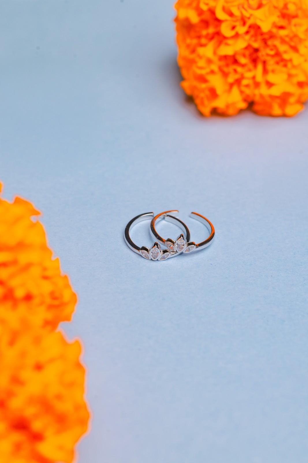 Adjustable Silver Petal Toe Rings