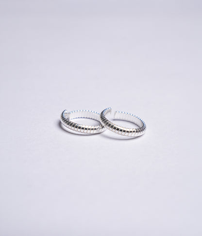 92.5 sterling silver toe ring with ribbed textured design and polished finish.