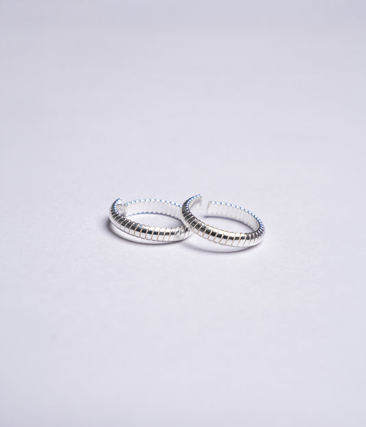 92.5 sterling silver toe ring with ribbed textured design and polished finish.