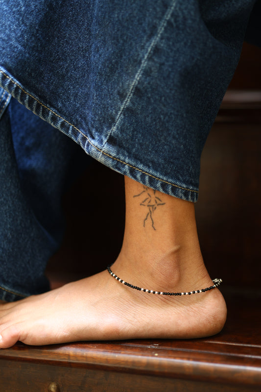 Minimalist black and silver beaded silver anklet for women.