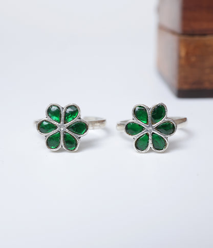 92.5 sterling silver toe ring with vibrant green floral stone detailing.