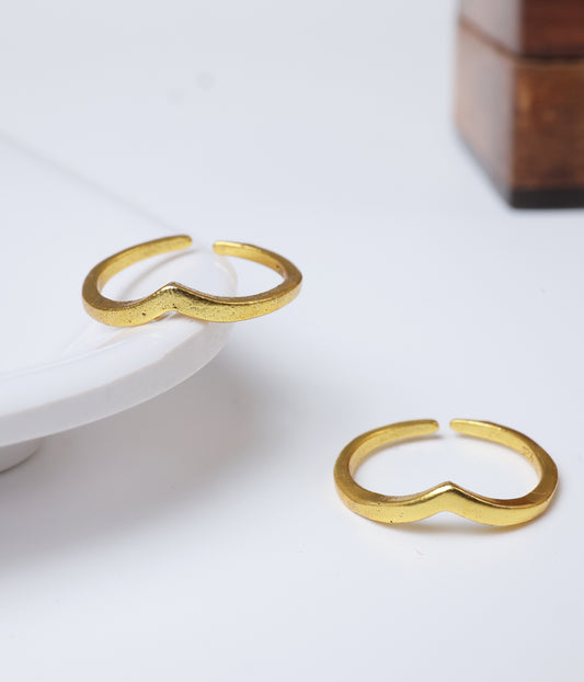 Minimal gold-plated wave toe ring in 92.5 sterling silver.