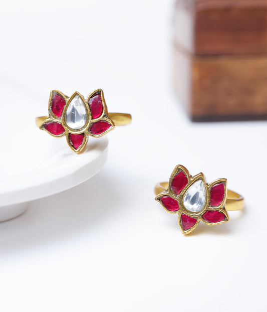 Gold-plated lotus toe ring with ruby-red stones and clear centre stone
Product Description.