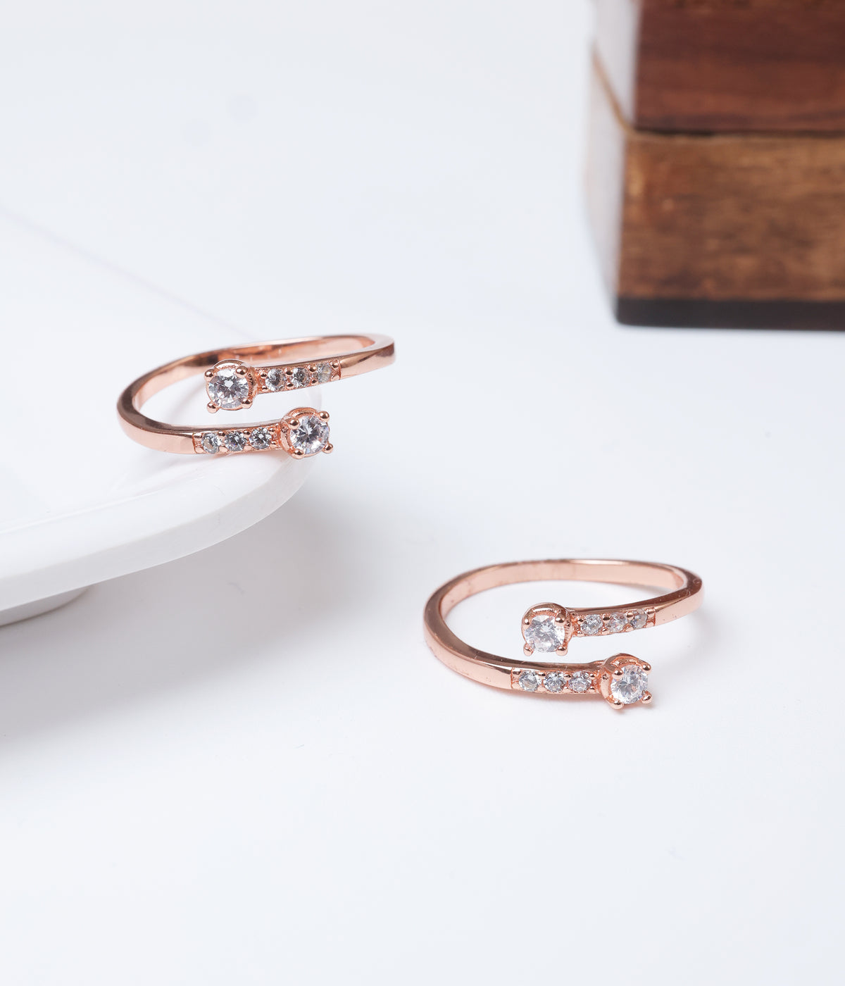 Rose gold-plated 92.5 silver twist toe ring with sparkling CZ stones.