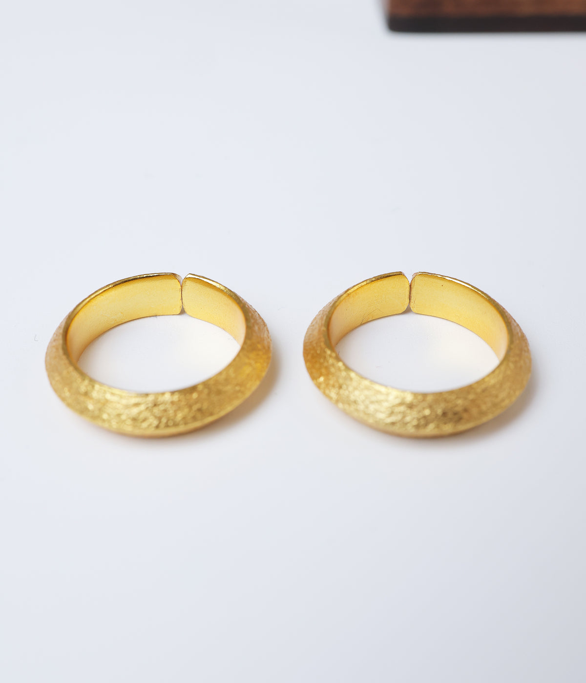 Textured dome-shaped gold-plated 92.5 silver toe ring.
